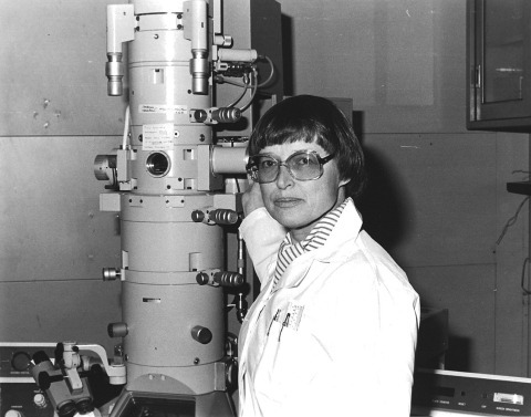 Marie Ussing Nylen with an electronic microscope
